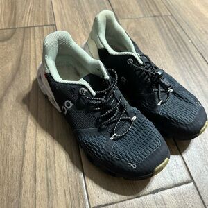 Black Athletic Running Shoes with Breathable Mesh and Cushioned Sole